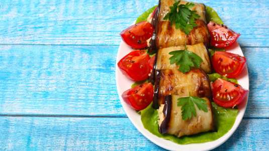 Μελιτζάνες με αντζούγιες και ντομάτα