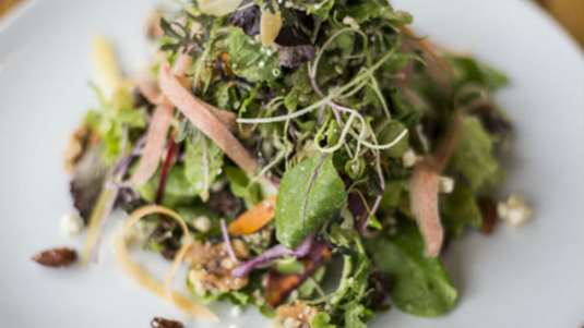 Σαλάτα με λακέρδα και σάλτσα μουστάρδας με μέλι