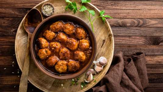 Κεφτεδάκια με σάλτσα μακάλο