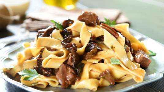 Mανιτάρια κοκκινιστά με πέτουρα