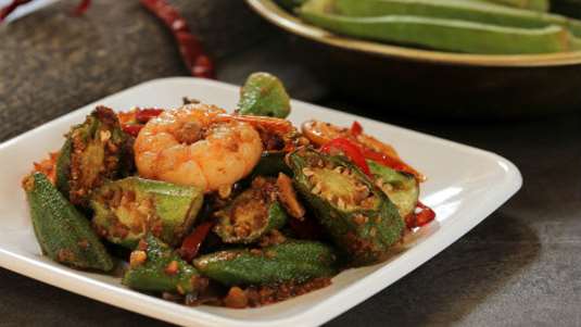 Γαρίδες με μπάμιες στο φούρνο