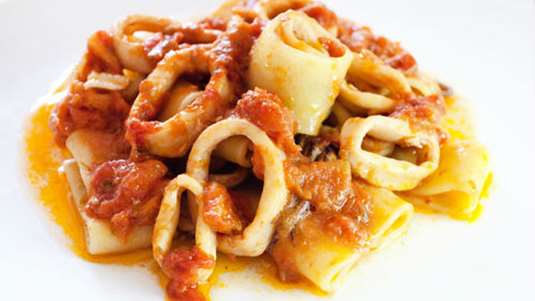 Καλαμαράκια με σάλτσα τυριών και ντοματίνια