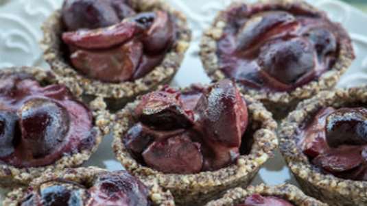 Ταρτάκια με κεράσια και φουντούκια