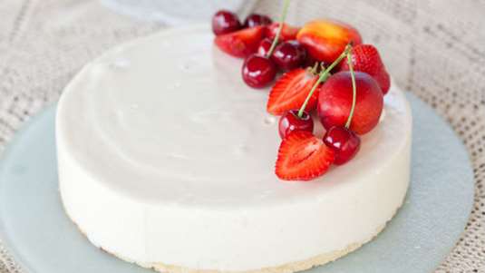 Κέικ σοκολάτας –μπανάνας με επικάλυψη λευκής σοκολάτας και κεράσια 