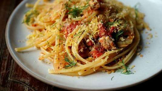 Λινγκουΐνι με ξιφία, σάλτσα ντομάτα και κολοκυθάκια 