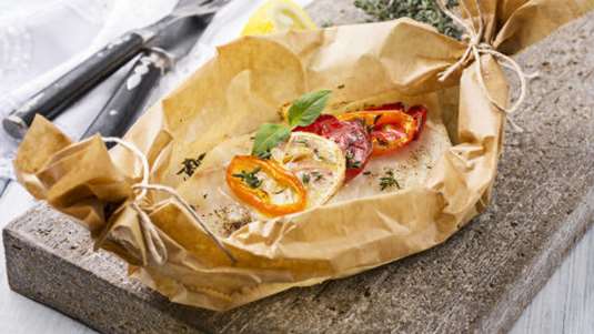 Ψάρι φέτα στη λαδόκολλα με τζίντζερ, σκόρδο και φρέσκα κρεμμυδάκια 