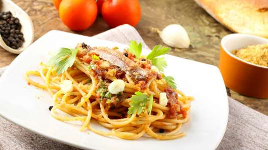 Σπαγγέτι με γαύρο και σάλτσα ντομάτα 