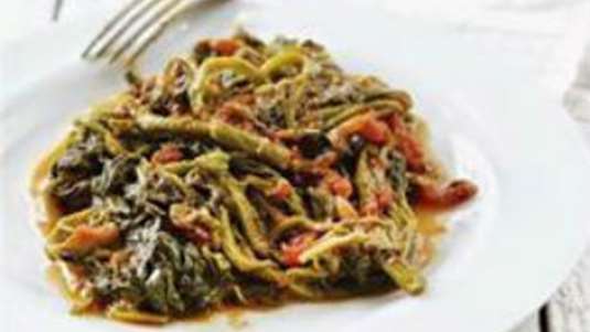 Βλίτα τσιγαριαστά με αρωματικά χόρτα και ντομάτα