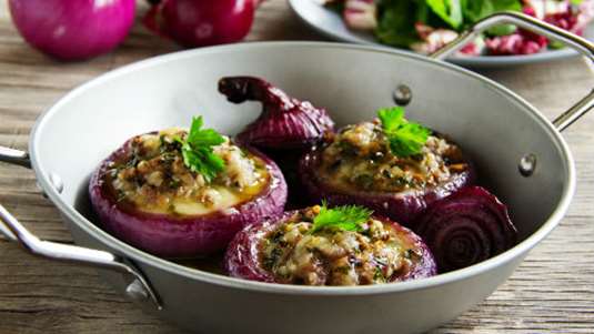 Κρεμμύδια γεμιστά με κιμά και ρύζι