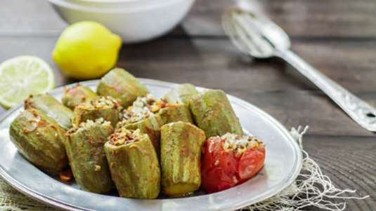 Κολοκυθάκια γεμιστά με ρύζι και κουκουνάρια