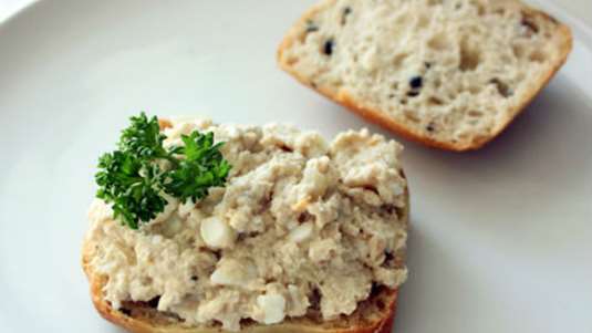 Άλειμμα αντζούγιας και μανιταριών