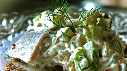 Skagen Sild (ανοιχτό σάντουϊτς (smørrebrød) με ψωμί σίκαλης ρέγκες μαρινάτες ξινή κρέμα και μήλο) 