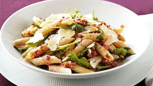 Πένες με ωμή σάλτσα από λιαστές ντομάτες, αμύγδαλα και σκόρδο 