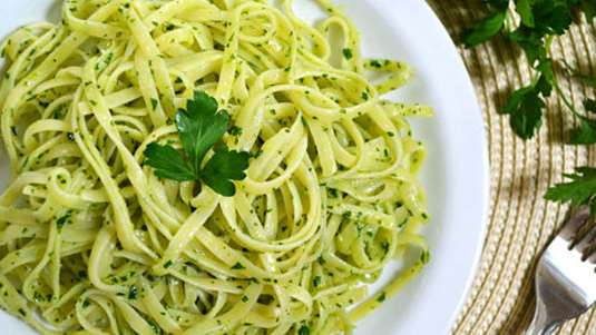 Σπαγγέτι με ωμή σάλτσα από ξύσμα λεμονιού, μαϊντανό και σκόρδο