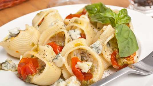 Ζυμαρικά με ντοματάκια, φιστίκια αράπικα, κύμινο και ροκφόρ