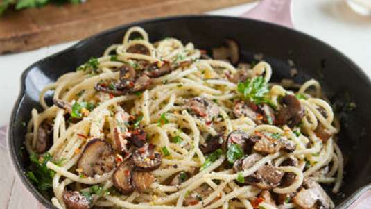 Ταλιατέλες με ωμή σάλτσα από μανιτάρια, φουντούκια, σκόρδο και τυρί κρέμα