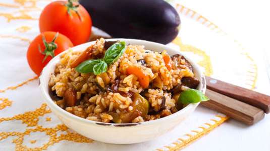 Ρύζι στο φούρνο με μελιτζάνες, ντομάτα και φέτα