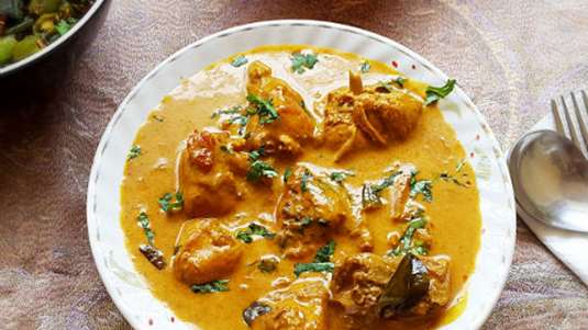 Κοτόπουλο με κάρι, γάλα καρύδας και σπανάκι