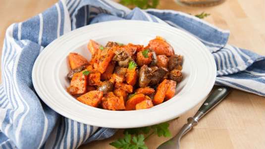 Κοτόπουλο με ντομάτα, φυστικοβούτυρο και γλυκοπατάτες