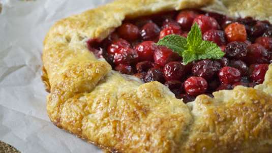 Πίτα ανοιχτή με κεράσια και κρέμα από σιμιγδάλι