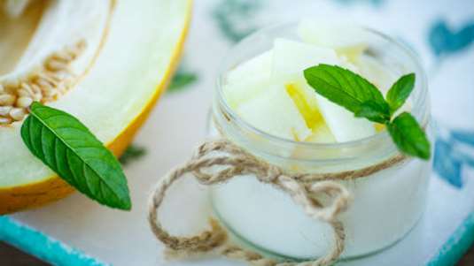 Πεπόνι σε κρέμα λευκής σοκολάτας και σάλτσα γλυκού κρασιού