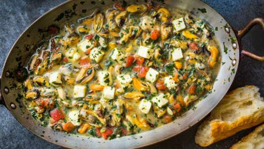 Μύδια σαγανάκι με λευκή σάλτσα