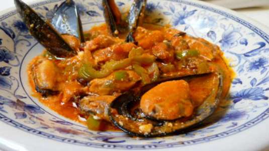 Μύδια σαγανάκι με κόκκινη σάλτσα