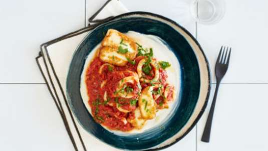 Σαγανάκι με καλαμαράκια, πιπεριές και χαλούμι