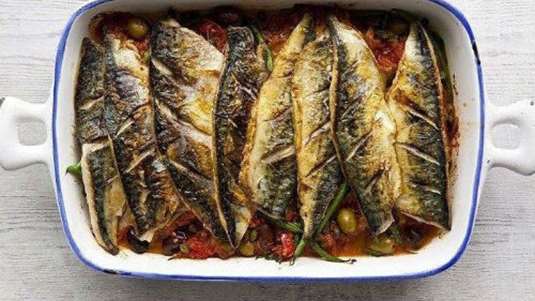 Σκουμπριά με ντομάτα στο φούρνο