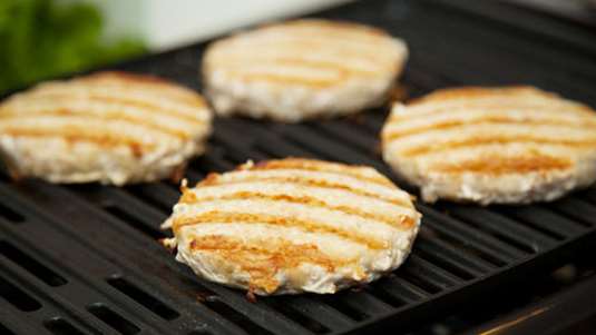 Μπιφτεκάκια γαλοπούλας με γαρνιτούρα από καρπούζι και φέτα