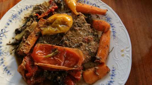 Συκώτι μοσχαρίσιο με πιπεριές, καρότα και φρέσκα κρεμμυδάκια στη λαδόκολλα