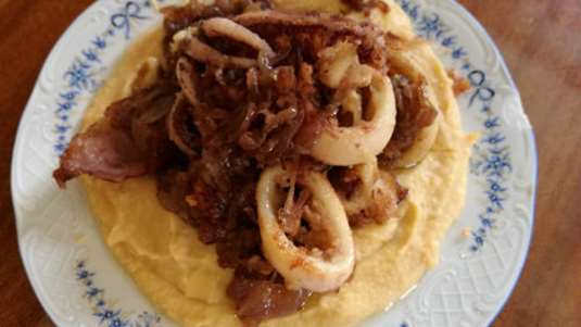 Ξιδάτα καλαμάρια με κρεμμύδια και φάβα