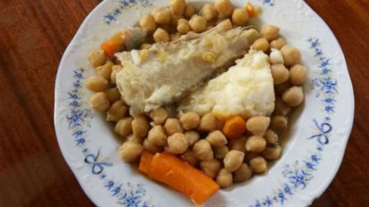 Πεσκανδρίτσα με ρεβίθια και καρότα στην κατσαρόλα