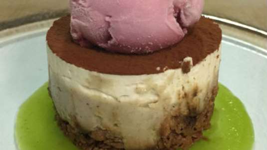 Τιραμισού με μους μελιτζάνας σε βάση από πραλίνα αμυγδάλου –φουντουκιού και σάλτσα από κίτρο και λεμονοθύμαρο (του σεφ Νίκου Πουλιάση)