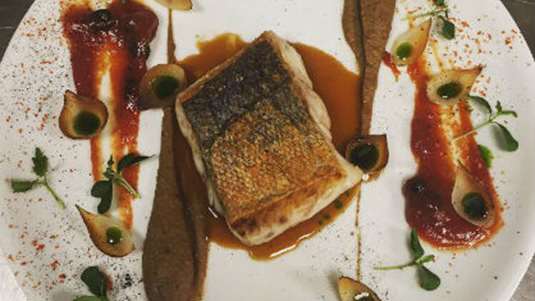 Mπακαλιάρος τσιλαδιά με τσάτνεϊ ντομάτας και σταφίδες, πουρέ μαραθόριζας και ψητά κοκκάρια (του σεφ Στέλιου Μπαρμπέα) 