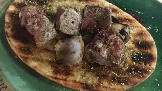 Κοντοσούβλι χοιρινό χωριάτικο (του Βασίλη Ακρίβου)