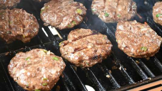 Μπιφτέκι σαν λουκάνικο (του Βασίλη Ακρίβου)