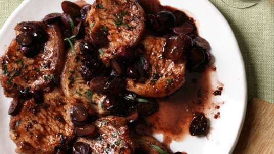 Χοιρινό με μαύρα σταφύλια και φρέσκα κρεμμυδάκια