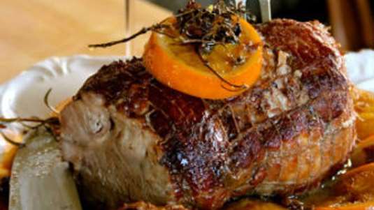 Μπούτι χοιρινό με φρέσκα δαμάσκηνα και πορτοκάλι στη γάστρα