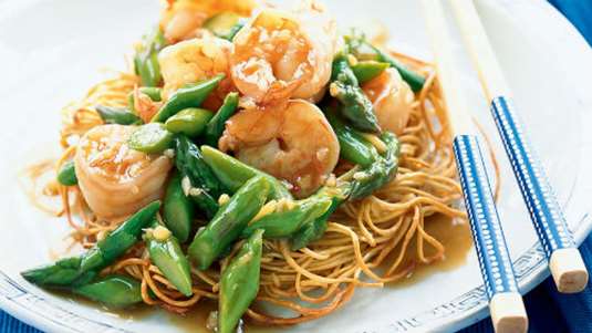 Νουντλς με γαρίδες και σπαράγγια