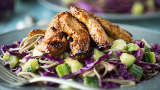 Νουντλς με κοτόπουλο και κόκκινο λάχανο