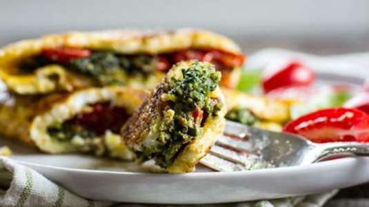 Ομελέτα με ντοματάκια πέστο και παρμεζάνα