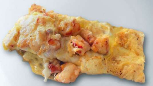 Ομελέτα γεμιστή με γαρίδες, ντομάτα, τυρί και κάρυ