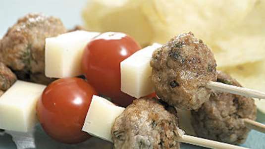 Σουβλάκια με κεφτεδάκια, ντοματίνια (από το αρχείο του Λογάδι)