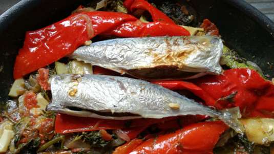 Σαρδέλες ή γόπες με πεπερονάτα