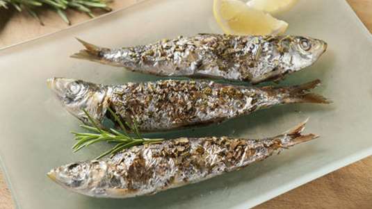 Σαρδέλες στο φούρνο με κρούστα από σκόρδο και βότανα
