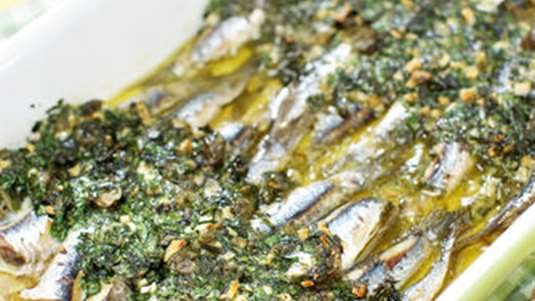 Σαρδέλες ή γόπες με πράσινα κρεμμυδάκια στο φούρνο