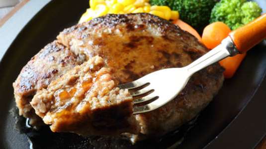 “Μπιφτέκια” από μήλα, ρύζι, ξηρούς καρπούς και σος ολαντέζ