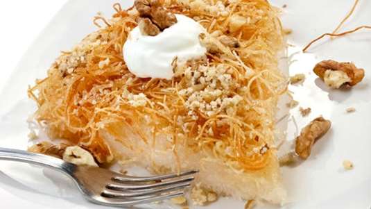 Κανταΐφι ταψιού με μυζήθρα, κερασάκια γλασέ και αμύγδαλα