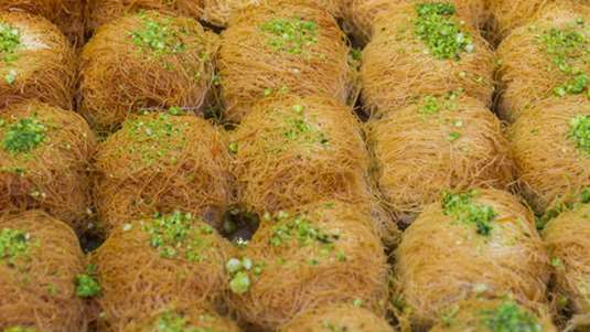 Κανταϊφάκια με ξερά σύκα, βερίκοκα και ρούμι